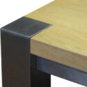 Detail foto van de bovenhoek van een RVS tafelframe en tafelblad