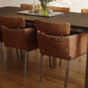 RVS tafelframe in woonkamer met eiken tafelblad