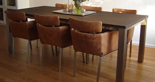 RVS tafelframe in woonkamer met eiken tafelblad