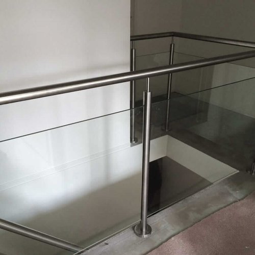 1684-RVS balustrade voorzien van gelaagd glas 1684-RVS balustrade voorzien van gelaagd glas